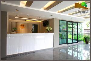 曼谷 普里玛住宿酒店 - SHA Certificate的大楼内带白色柜台的大堂