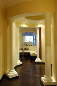 Rattenberg拉滕贝格邮政酒店的客房设有带水槽和柱子的浴室。