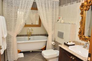 阿拉尼亚Harmony Butik Otel的带浴缸、卫生间和盥洗盆的浴室