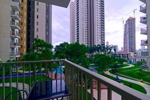 科伦坡320公寓的阳台享有高楼城市美景。
