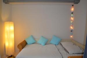 圣马洛Maison Coetquen的一间卧室配有一张带蓝色枕头和灯光的床。