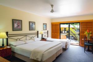 凯恩斯凯恩斯皇家棕榈酒店的酒店客房设有两张床和一个阳台。