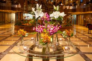 迪拜Capitol Hotel Jumeirah Dubai的花瓶上的玻璃桌