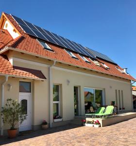 巴拉通尤洛克Villa Gracia的屋顶上设有太阳能电池板的房子