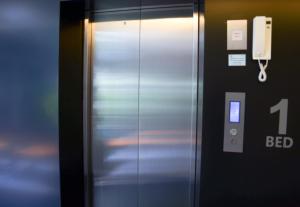 清迈清迈门贝德酒店 - 仅限成人的电梯的侧面有一部电话