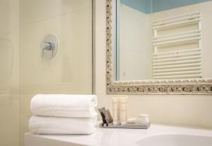 威尼斯帕拉索薇托丽酒店的浴室配有盥洗盆、镜子和毛巾