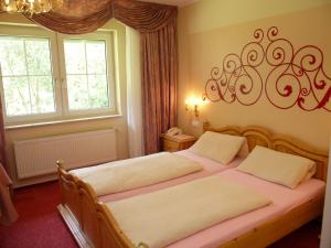 Nomborn西斯托里斯学生旅馆的一间卧室设有两张床和两个窗户。