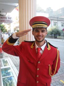 卡兰巴卡科斯塔法迈斯酒店的身穿红色制服的人微笑着