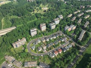 费尔贝特Ferienwohnung Weitblick的城市的空中景观,建筑和道路