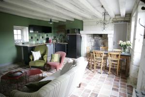 VarennesGite La Bergerie的一间带白色沙发的客厅和一间厨房