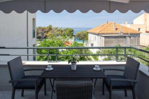 图彻皮Apartments Ivandić的海景阳台上的桌子