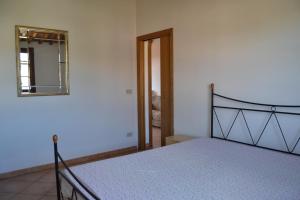 瓜尔迪斯塔洛Appartamento Belvedere的一间设有一张床铺的卧室,位于一个带镜子的房间