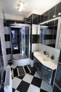 考波什堡Centrum Lux Apartman的浴室铺有黑白格子地板。