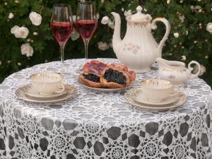 BroEkeby i Bro的一张桌子,茶具和两杯葡萄酒