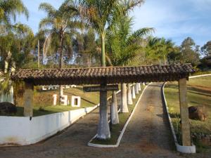 卡曼杜卡亚Pousada das Palmeiras的公园里长长的棕榈树道路