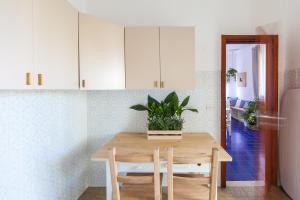维拉诺瓦Villa Fontanelle的厨房配有木桌和盆栽植物
