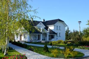 Murzynowo KościelneZielone Zacisze的前面有花园的白色房子