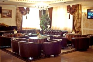 库尔斯克名誉酒店 的一间带桌椅和吊灯的餐厅