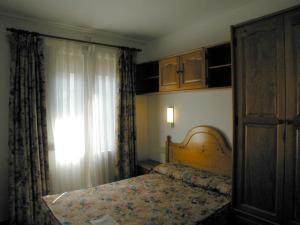 布罗托Apartamentos Gabarre的一间卧室设有一张床和一个窗口
