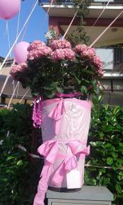 塞斯托-圣乔凡尼雷纳托酒店的粉红色的花瓶,满是粉红色的花朵和气球
