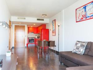 坎布里尔斯拉托公寓的带沙发和桌子的客厅以及厨房。