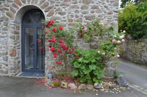 圣马洛Maison Coetquen的门前有鲜花的石头建筑