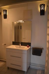 圣马洛Maison Coetquen的浴室设有白色水槽和镜子