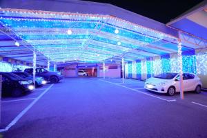 堺市拉拉酒店（仅限成人）的大型停车场,里面停放汽车