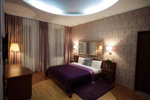 基希讷乌艺术质朴精品酒店的酒店客房,配有床和镜子