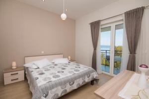 布雷拉Sea View Apartment Gin Brela的一间卧室配有一张床,享有海景