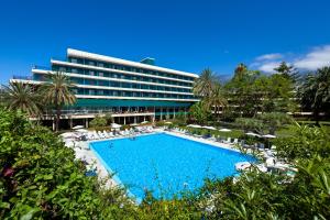 拉克鲁斯TRH Taoro Garden - Only Adults的大楼前设有游泳池的酒店