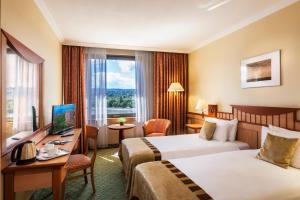 布达佩斯贺莉亚丹乌比斯酒店的酒店客房配有两张床和一张书桌
