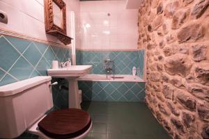 Arenas de IguñaPosada El Arrabal的浴室配有盥洗盆、卫生间和盥洗盆。