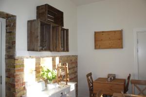 TollarpWramsta B&B的客房设有桌子和一些木制橱柜。