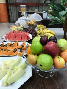 吉巴拉那Larison Hotéis - Ji-Paraná的一张桌子,上面有不同种类的水果和蔬菜