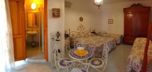法维尼亚纳Guest House Al Giardino dei Limoni的卧室配有一张床和一张桌子及椅子