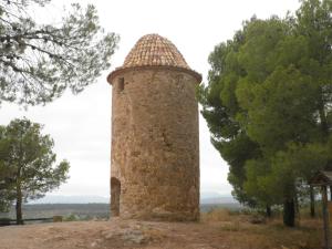 CaudielCasa rural Vista Alegre , cerca de Valencia y Castellón的山顶上一座古老的砖塔