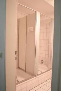 汉堡保利旅舍的浴室设有淋浴和大镜子