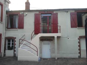 南特Chambres Zola的白色的房子,有红色的门和楼梯