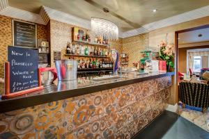 布莱克浦南部海滩第一名酒店的餐厅的酒吧