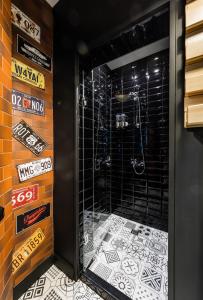 索非亚5号最佳旅舍的浴室铺有黑白瓷砖,设有淋浴。