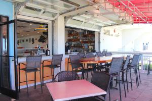 弗吉尼亚海滩Ocean Sands Resort by VSA Resorts的一间带桌椅的餐厅和一间酒吧