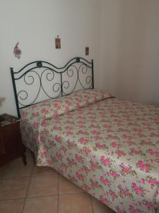 圣维托罗卡波Bixio Apartments的一间卧室配有一张带花卉床罩的床