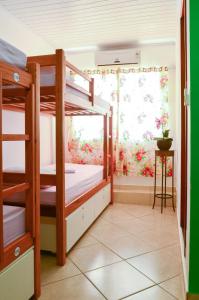 阿布拉奥Beira Mar Hostel & Suítes的客房设有两张双层床和一扇窗户。