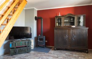博恩Borner Schlafwandler的一间带电视和木柜的客厅