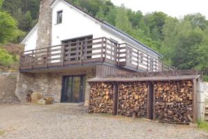 斯塔沃洛Le Chalet de Lancre的一座有一堆木柴的建筑