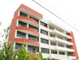 通苏帕Hotel RC Tonsupa的红色和白色的公寓楼