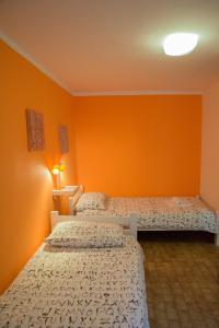 皮兰特拉公寓的橙色墙壁客房的两张床