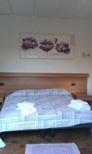Campolongo MaggioreHotel Regina的一张位于酒店客房的床位,配有毛巾