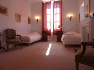 萨勒布里蒙柏朗酒店的一间带两张床和窗户的客厅